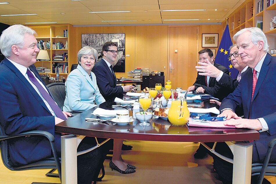 Juncker (segundo a la derecha) y May (segunda a la izquierda), protagonistas de acuerdo por la fase uno del Brexit.