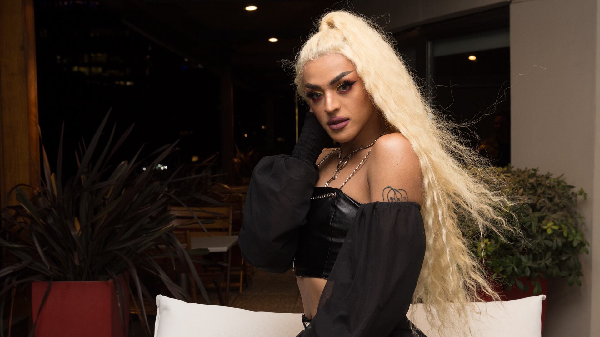 En sus ratos libres, Pabllo Vittar flashea con videojuegos, historietas, música pop y tutoriales de maquillaje.