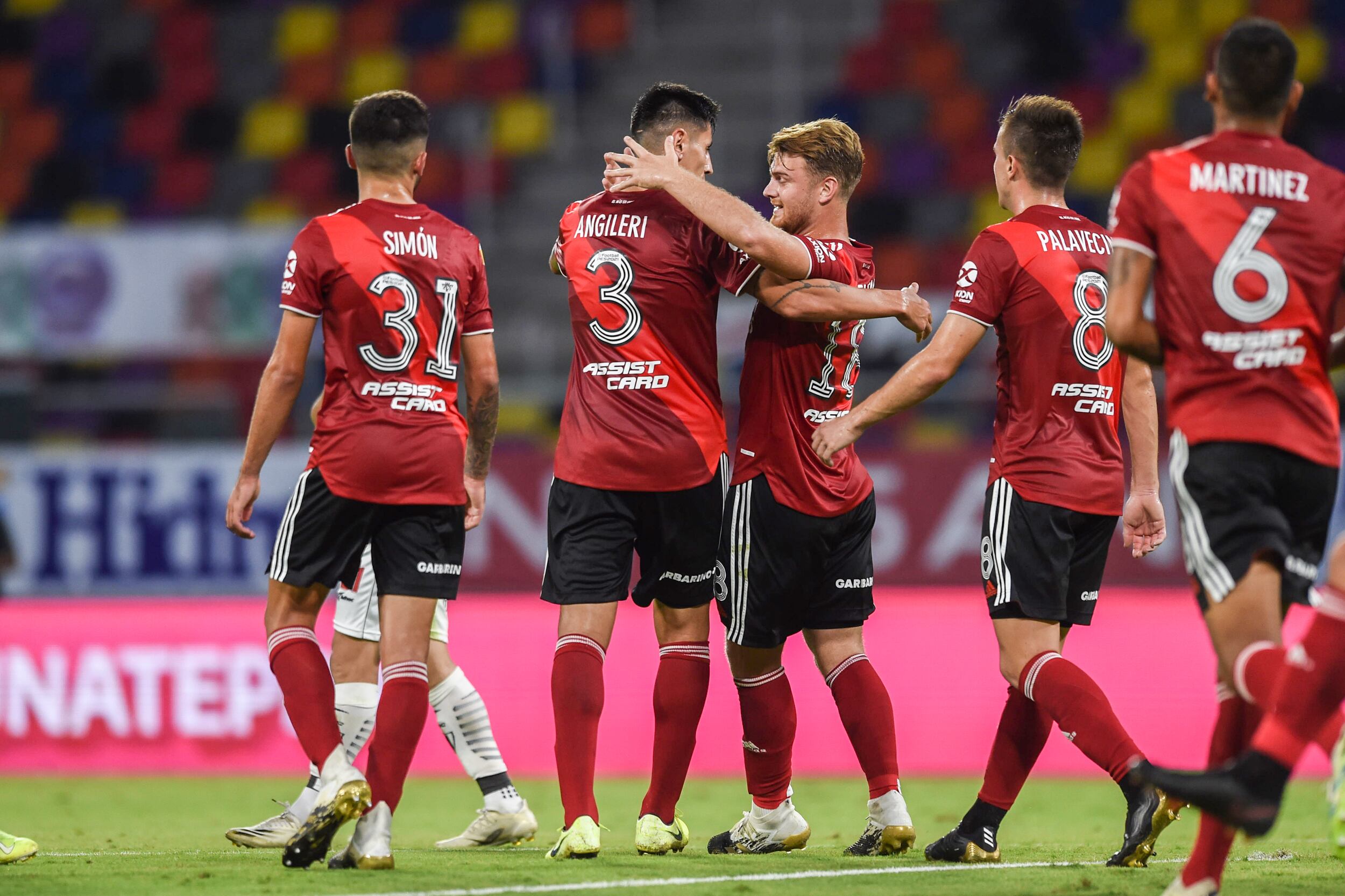 Todos saludan a Angileri, autor del primer tanto millonario.