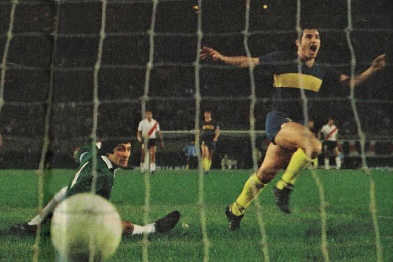 Mastrángelo anota contra River ante nada menos que el Pato Fillol