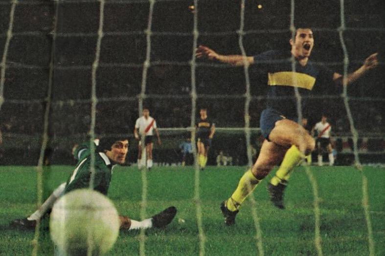 Mastrángelo anota contra River ante nada menos que el Pato Fillol