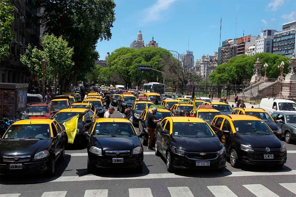 El precio de cada viaje estará definido por el taxímetro, al cual se sumará la cuota de solicitud de Uber. 