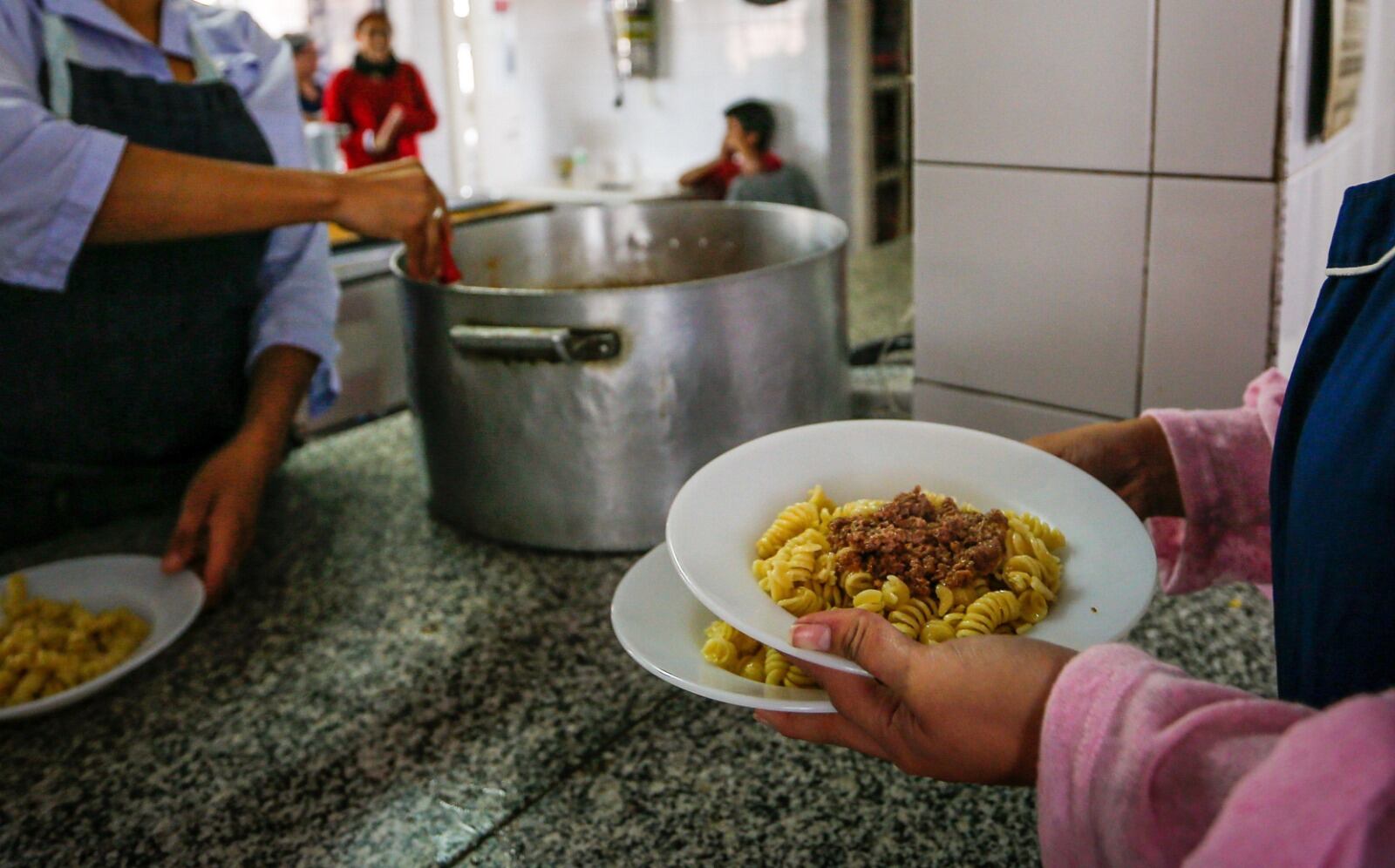 Julio Alak puso en marcha la Tarjeta Alimentar Platense.