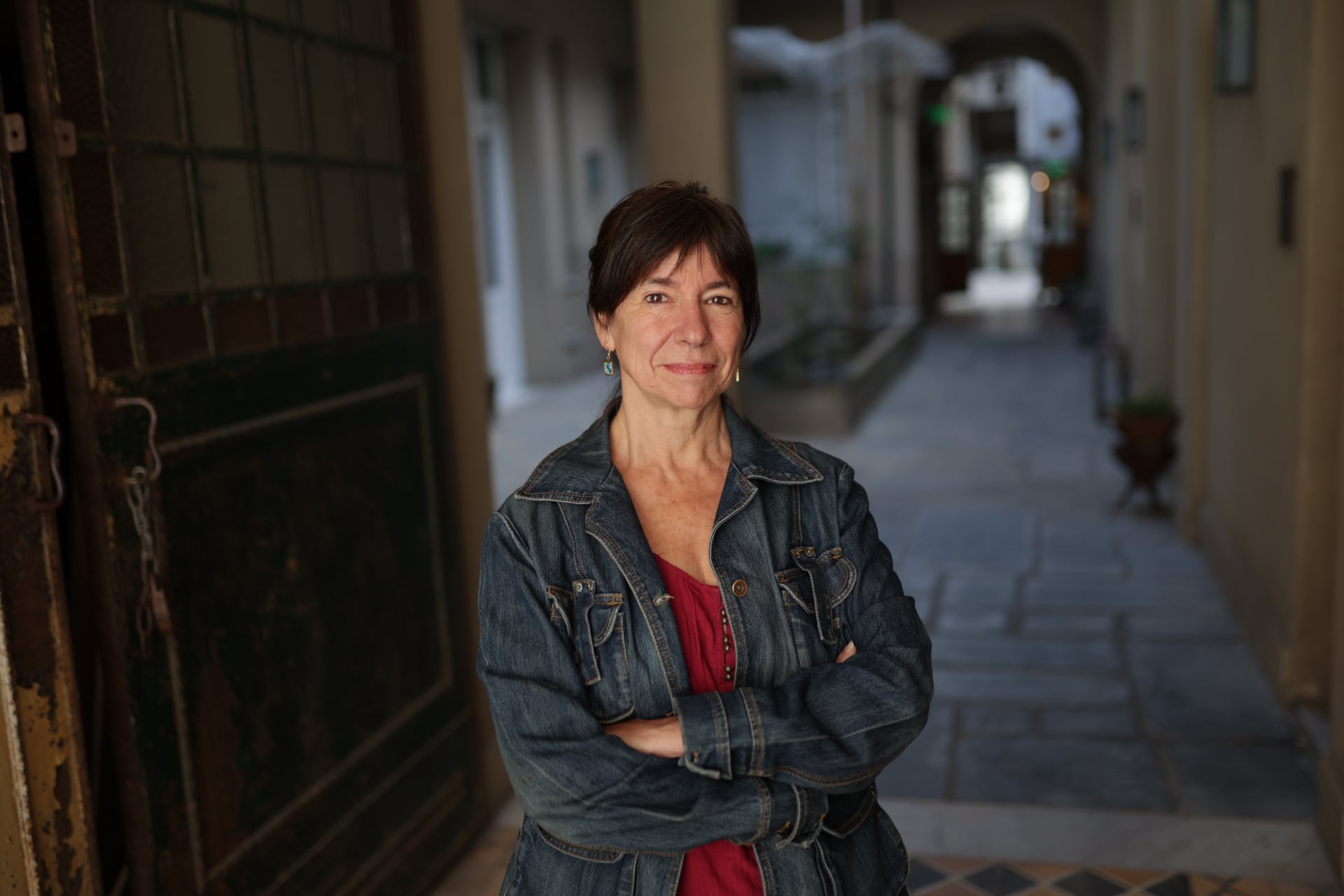 Herrero nació en Madrid en 1965, es una de las especialistas más reconocidas en ambientalismo y militancia feminista