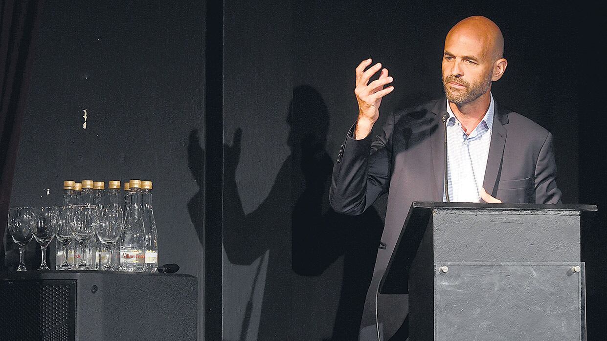 El ministro Dietrich quiso ilustrar con un video pero no funcionó.