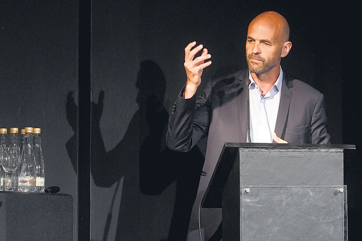 El ministro Dietrich quiso ilustrar con un video pero no funcionó.