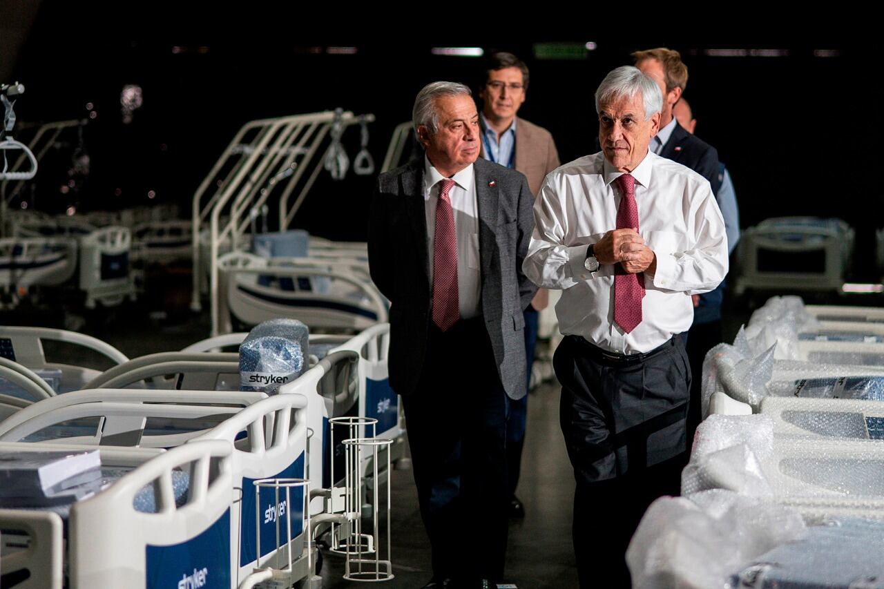 Jaime Mañalich junto al presidente Sebastián Piñera recorren un hospital.