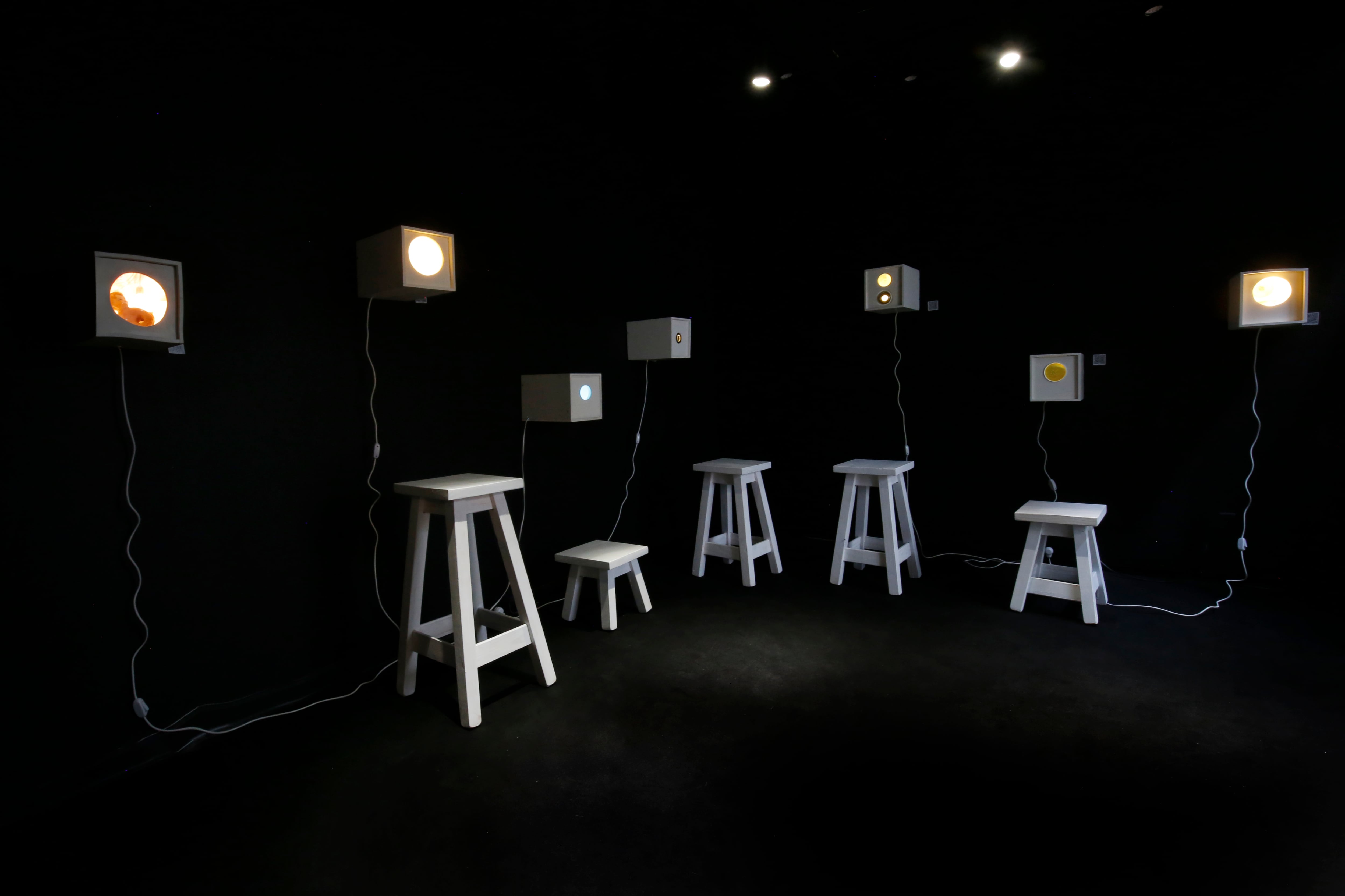 Dioramas articula la sutil experiencia donde se cruzan la infancia y su futuro como en un sueño.