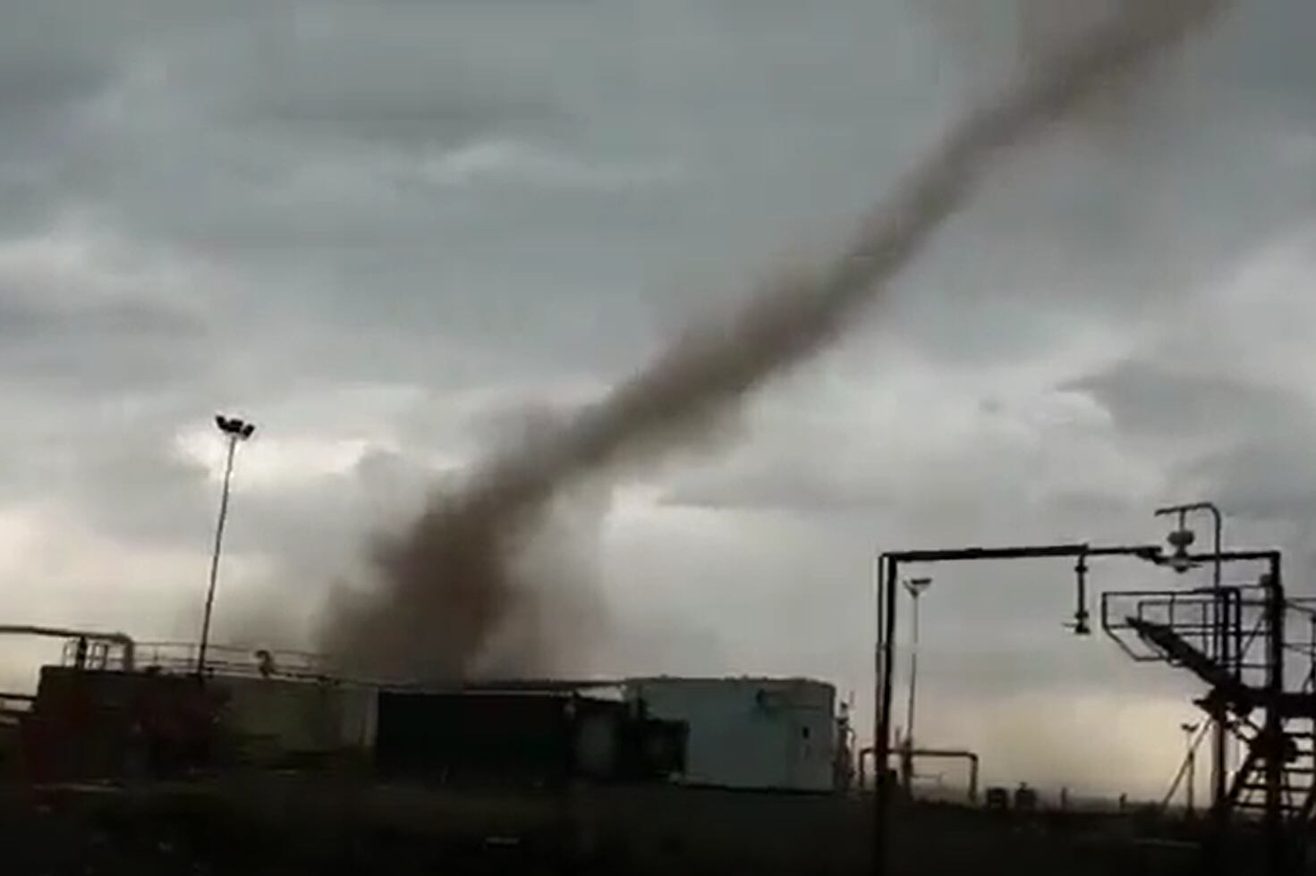 Un testigo registró el tornado en Malargüe y el video se viralizó en las redes sociales.