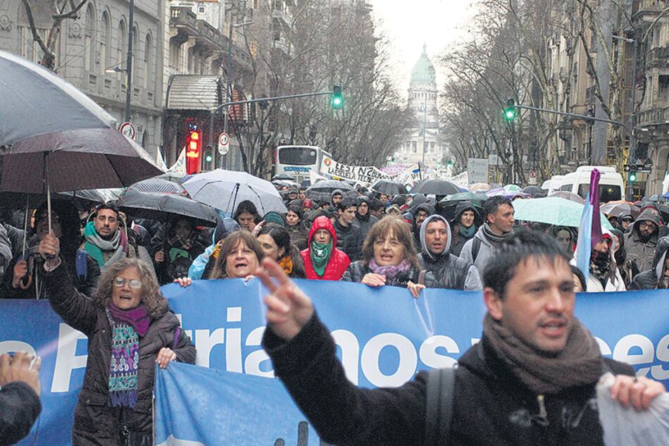 Organizaciones estudiantiles y gremios universitarios marcharán al Congreso.