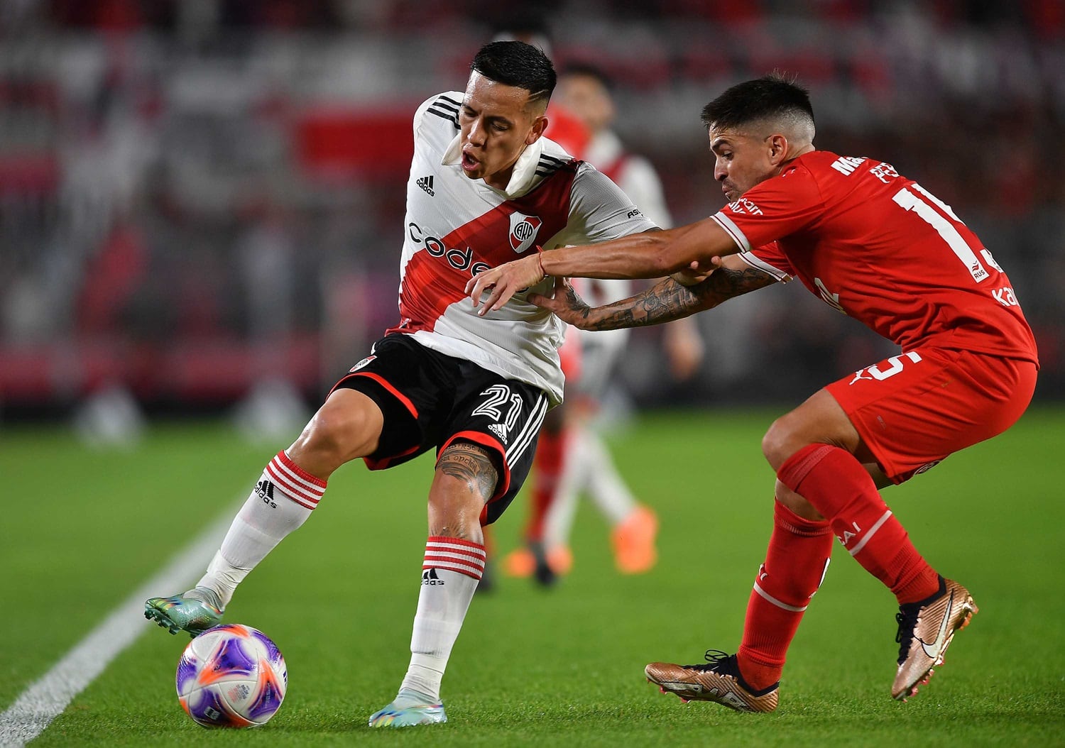 Esequiel Barco vs. Damián Pérez en el último River-Independiente (2-0)