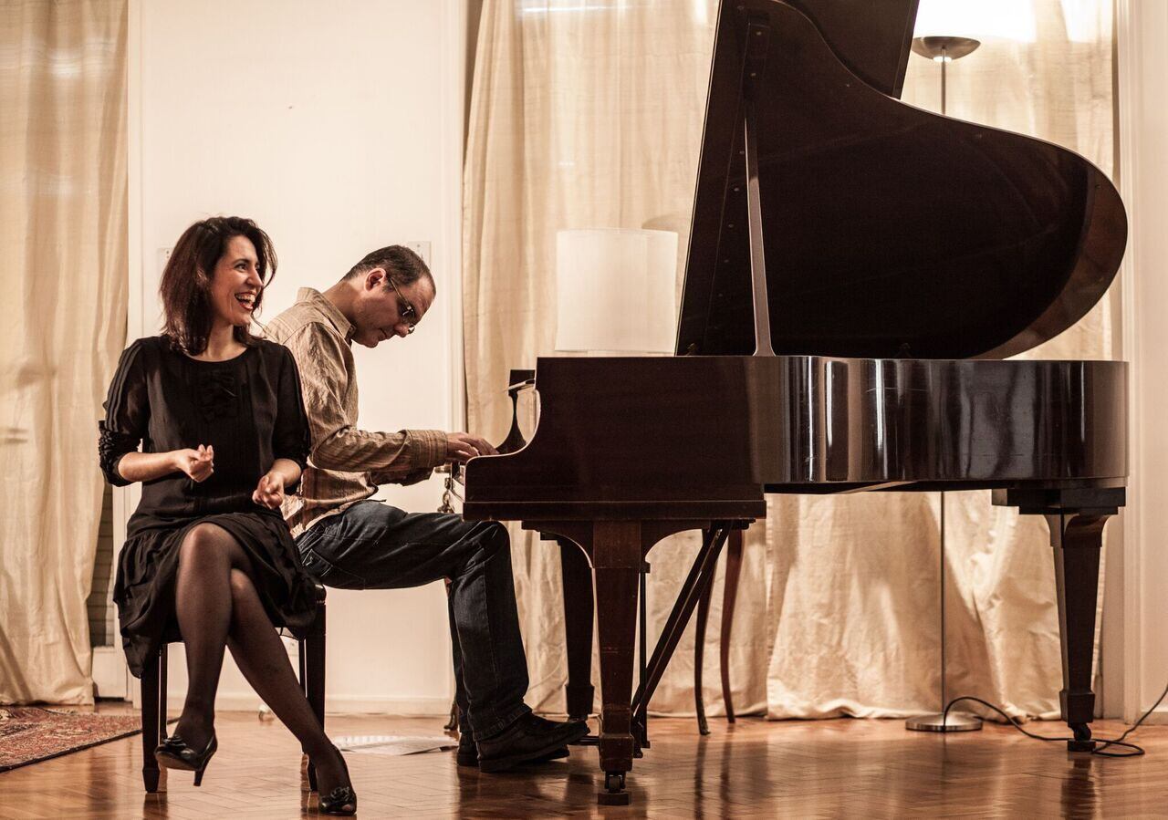 La cantante Lucrecia Aragón y el pianista Juan Grandi, autores de "Impredecible".