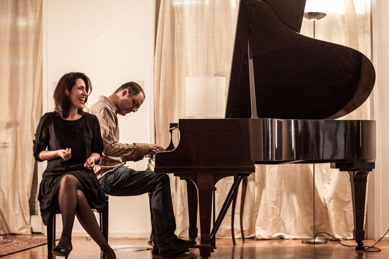 La cantante Lucrecia Aragón y el pianista Juan Grandi, autores de "Impredecible".