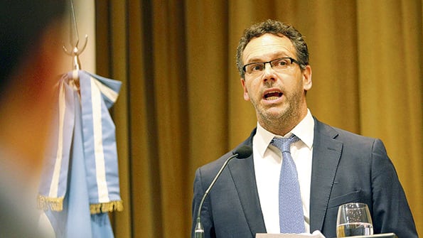 Guido Sandleris, presidente del Central, con el plan del FMI.