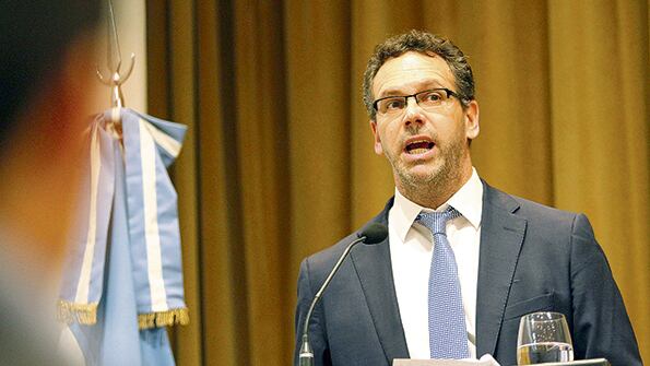 El titular del BCRA, Guido Sandleris, busca secar la plaza.