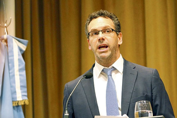 El titular del BCRA, Guido Sandleris, busca secar la plaza.