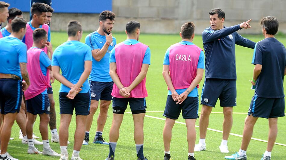 “Hay jugadores de jerarquía, pero nadie jugará por la chapa”, avisó Almirón.