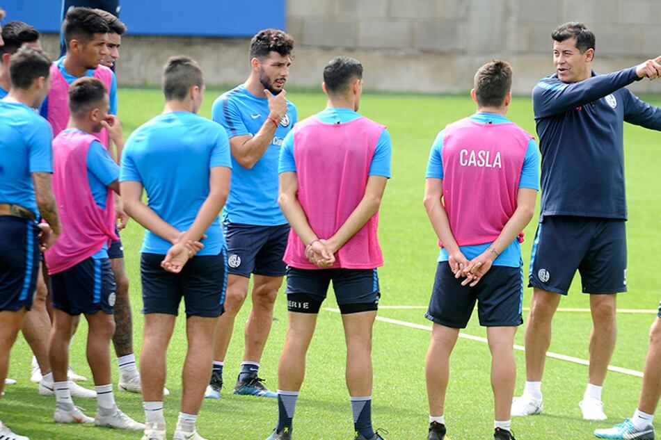 “Hay jugadores de jerarquía, pero nadie jugará por la chapa”, avisó Almirón.