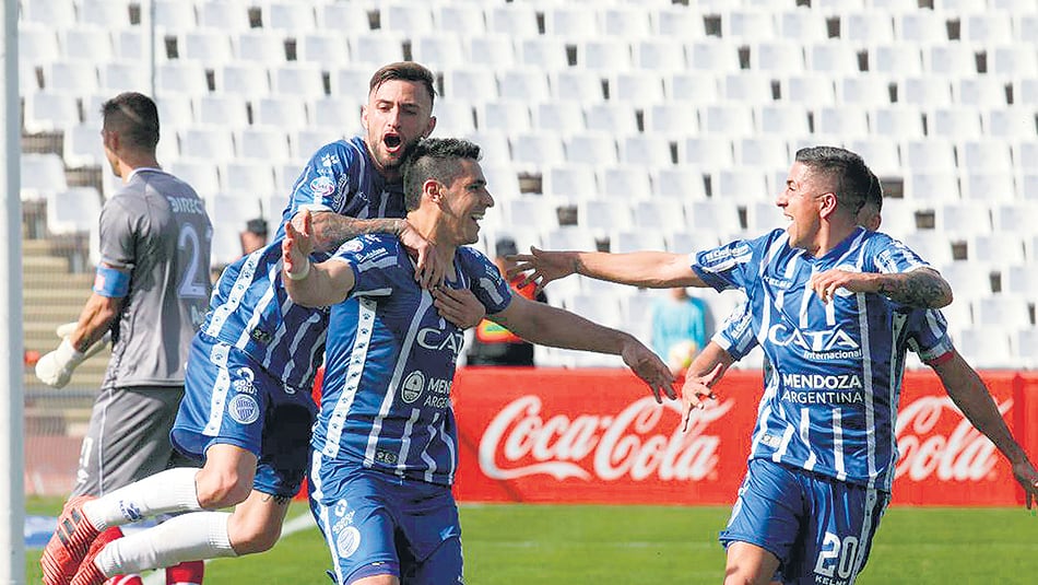 Godoy Cruz festeja el triunfo en Mendoza tras el gol de penal de Viera.