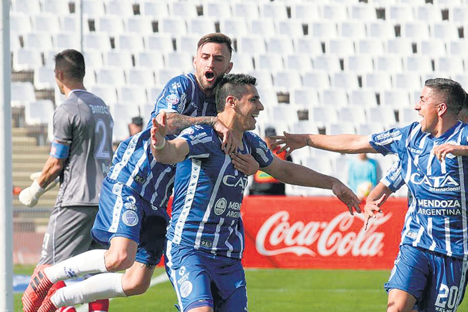 Godoy Cruz festeja el triunfo en Mendoza tras el gol de penal de Viera.