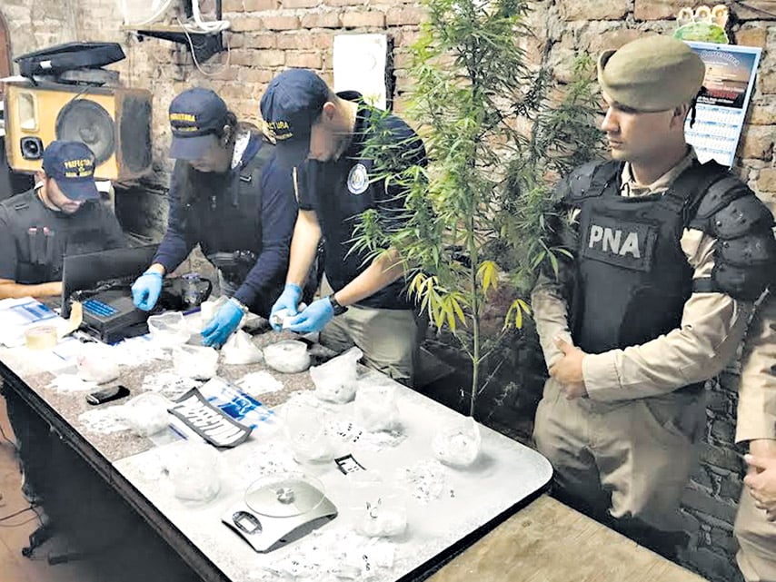 En la casa particular de uno de los detenidos apareció droga en envoltorios para venta.