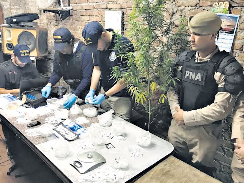 En la casa particular de uno de los detenidos apareció droga en envoltorios para venta.