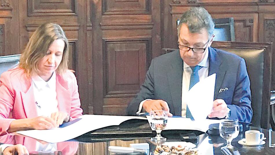El convenio fue firmado ayer en la Cámara Nacional Electoral por el juez Alberto Dalla Vía y Karina Román, titular de Argentina Debate.