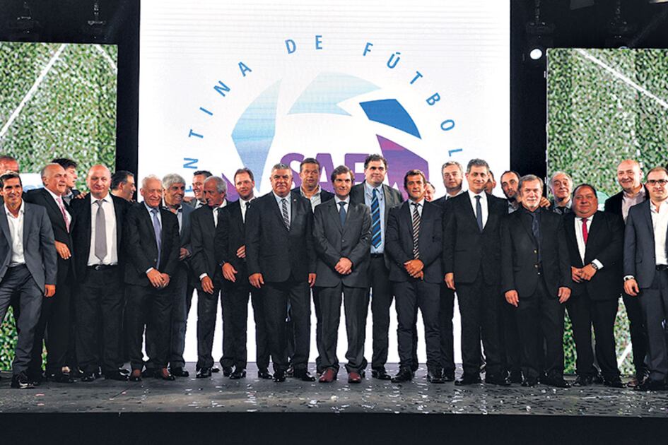 Claudio “Chiqui” Tapia y Marcelo Elizondo, CEO de la Superliga, en el centro de la escena.