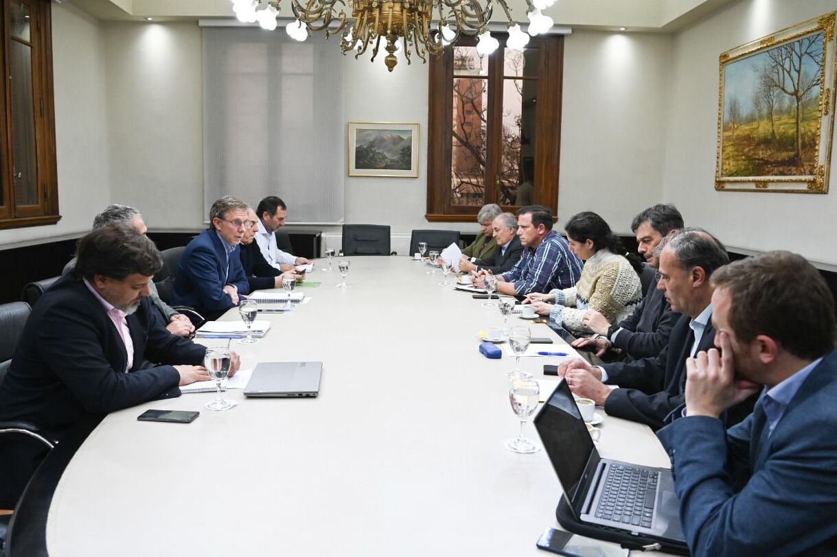 Bahillo comandó la mesa con los técnicos de las entidades.