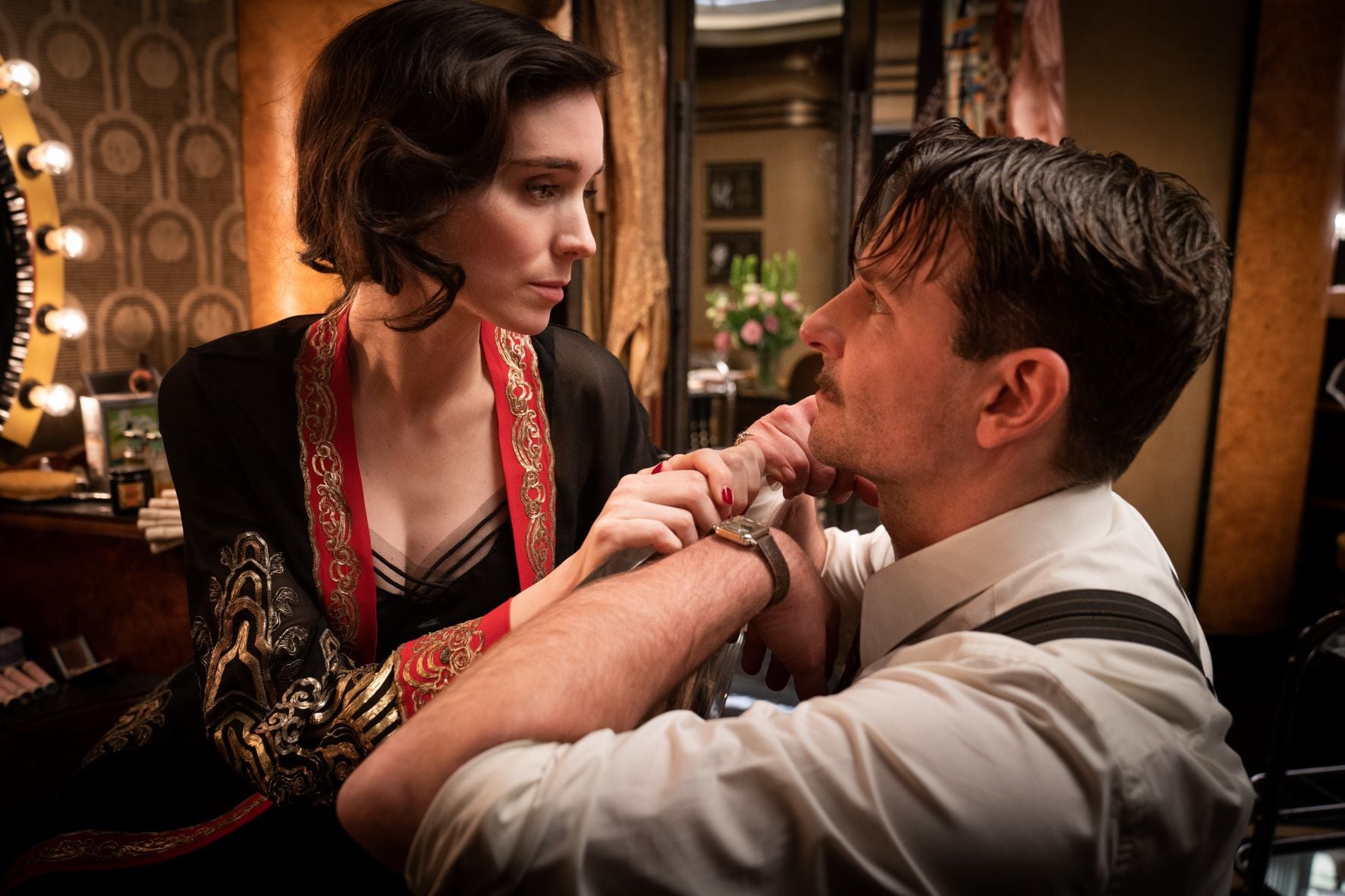 Rooney Mara y Bradley Cooper. El blanco y negro original es reconvertido en una paleta de colores potentes.