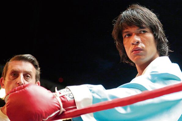 Mauricio Paniagua como Carlos Monzón, en la pelea con el italiano Nino Benvenuti.