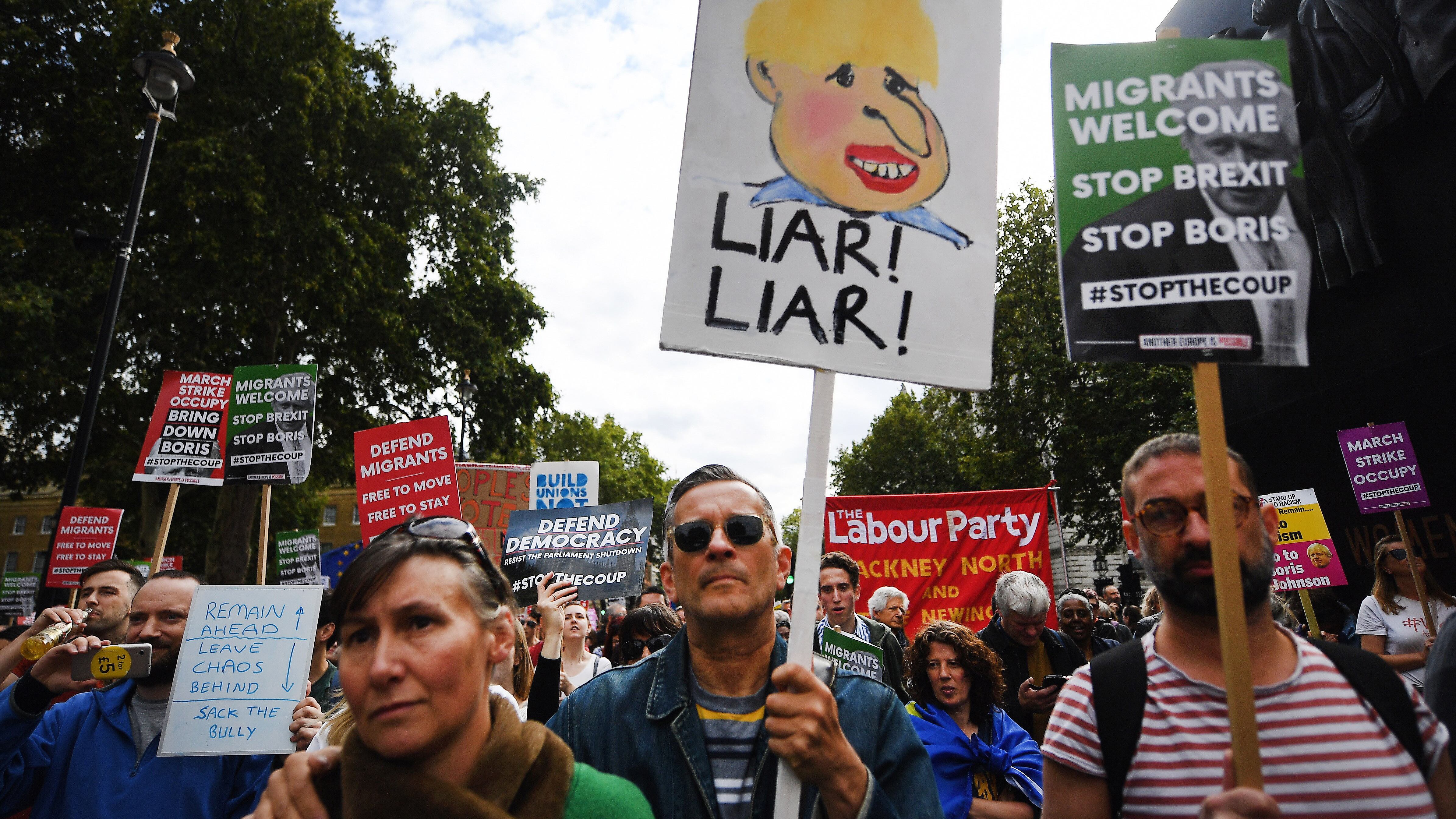 Manifestantes protestan en contra del cierre del Parlamento en Londres.