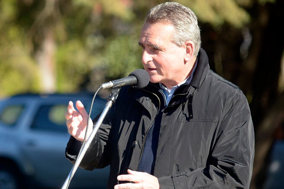 El ministro de Defensa Agustín Rossi en la fábrica de Fray Luis Beltrán y el interior de la planta de chalecos antibala (abajo).