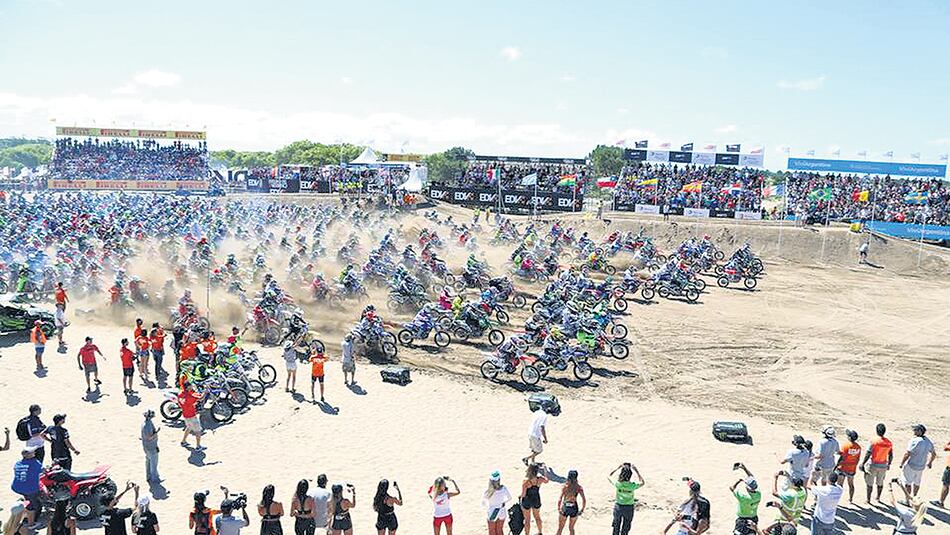 El Enduro de Verano concentra miles de personas del público y participantes.
