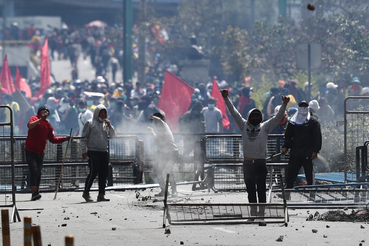 Manifestantes se enfrentan a agentes de policía en las calles de Quito. 