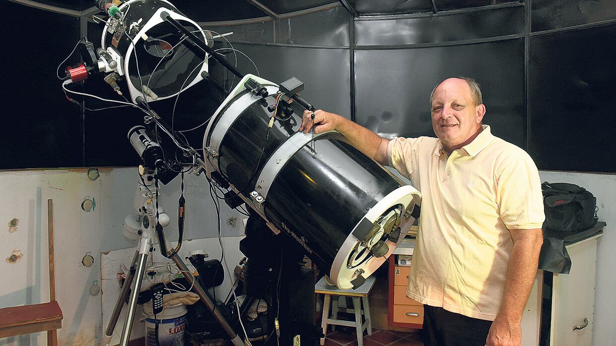 Víctor Buso en su observatorio casero, en la ciudad de Rosario.