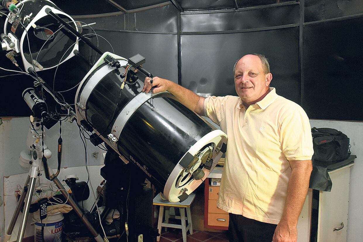 Víctor Buso en su observatorio casero, en la ciudad de Rosario.