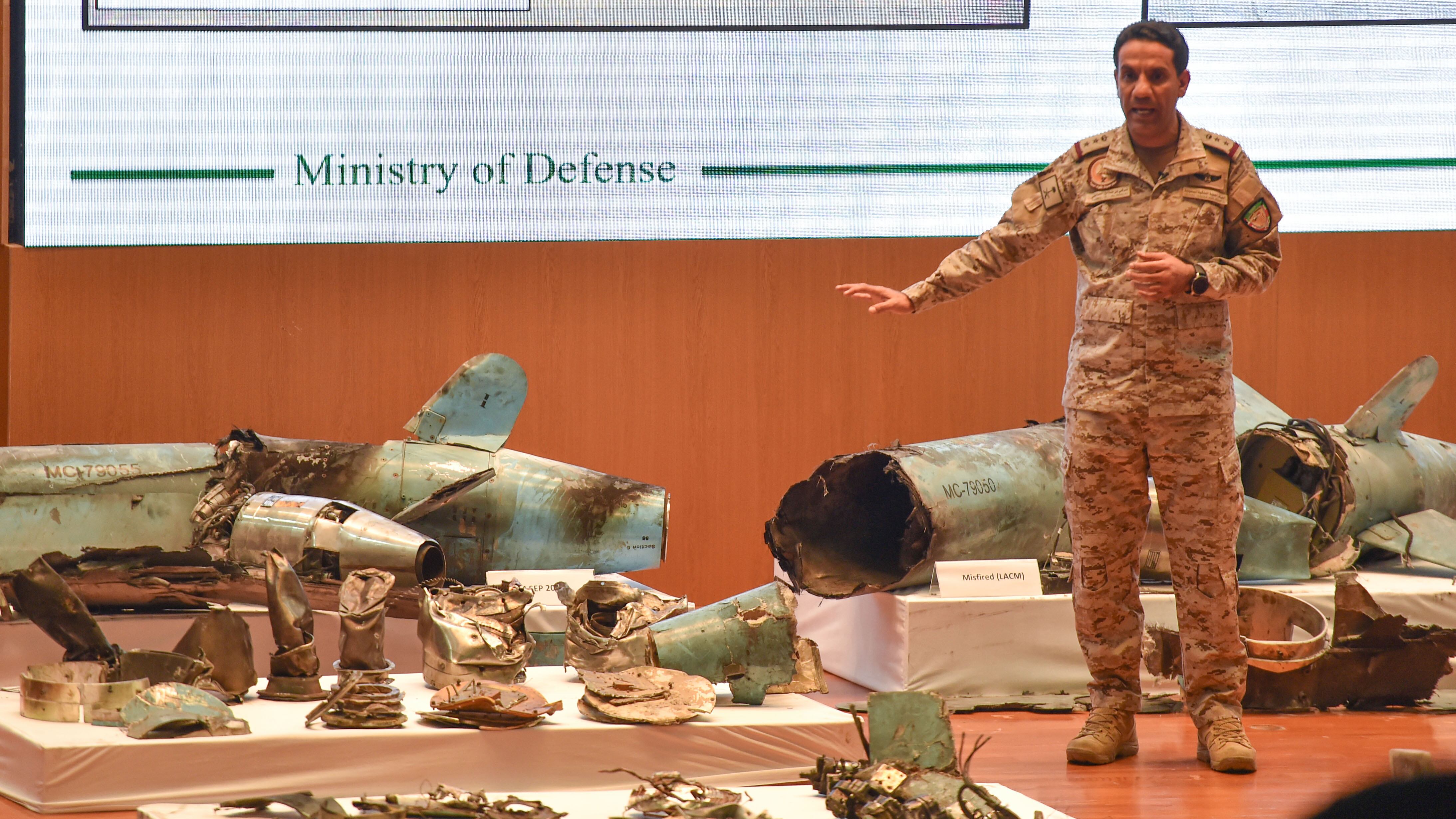 Un oficial del ejército saudí muestra restos de drones y misiles usados en el ataque a la refinería.