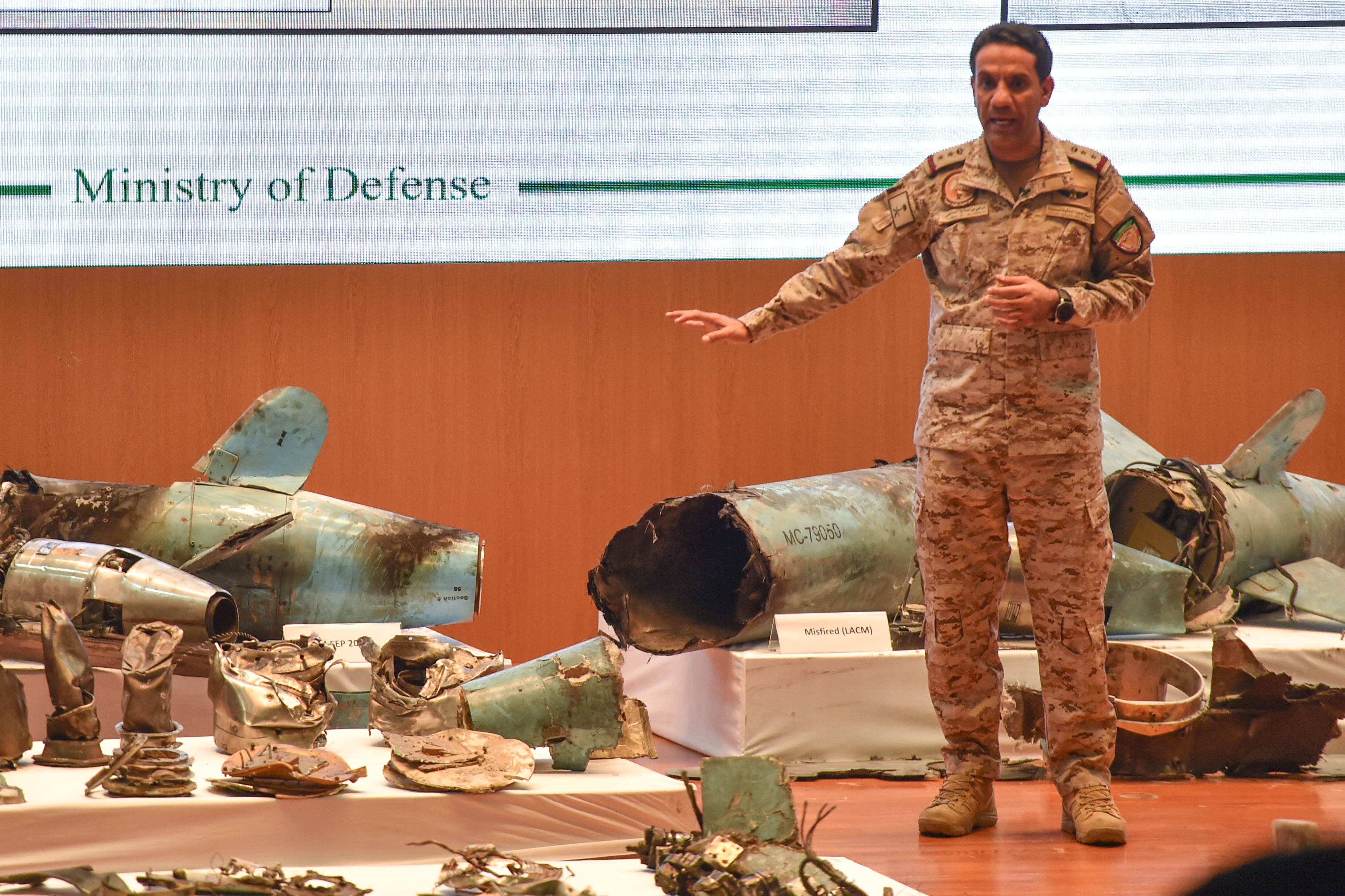 Un oficial del ejército saudí muestra restos de drones y misiles usados en el ataque a la refinería.