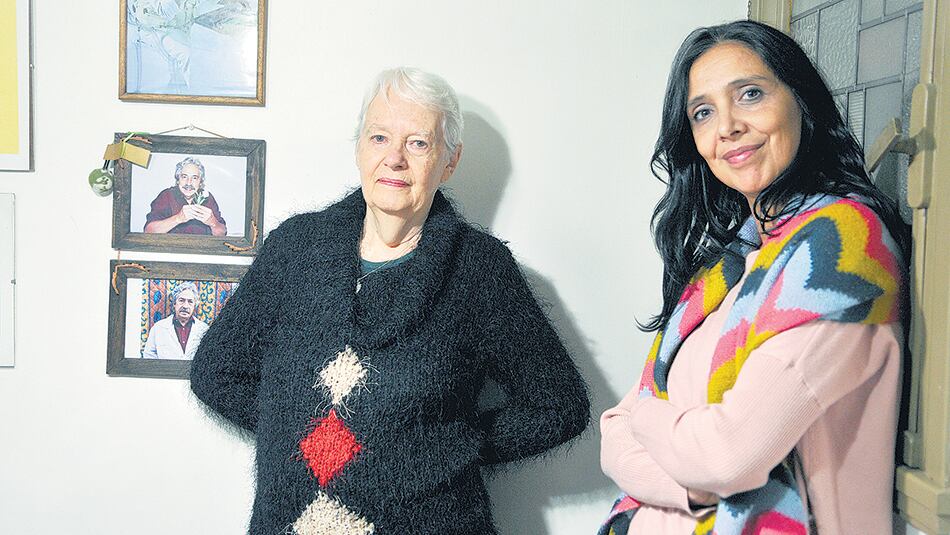 Laura Devetach, escritora y ex pareja de Roldán, junto a Verónica Parodi, directora del ECuNHi.