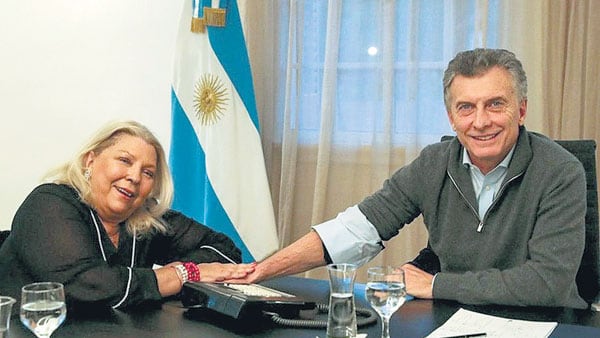 En medio de la crisis económica y los cambios en el gabinete, Carrió y Macri posaron para la foto.