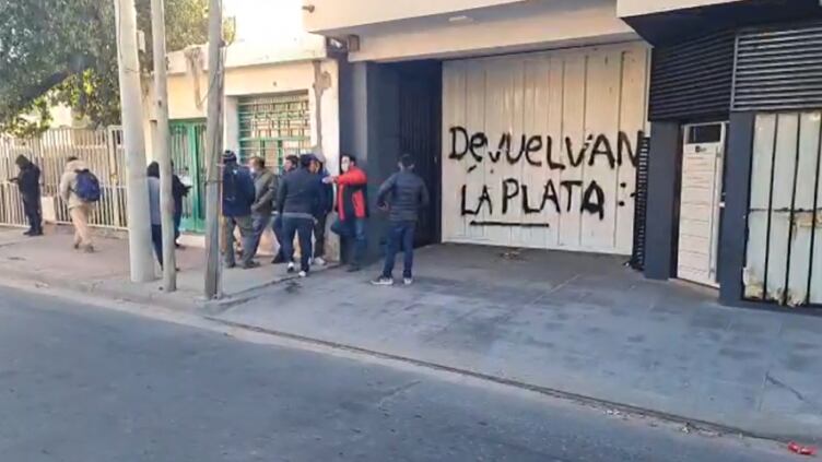 Una de las protestas en la puerta de la financiera.