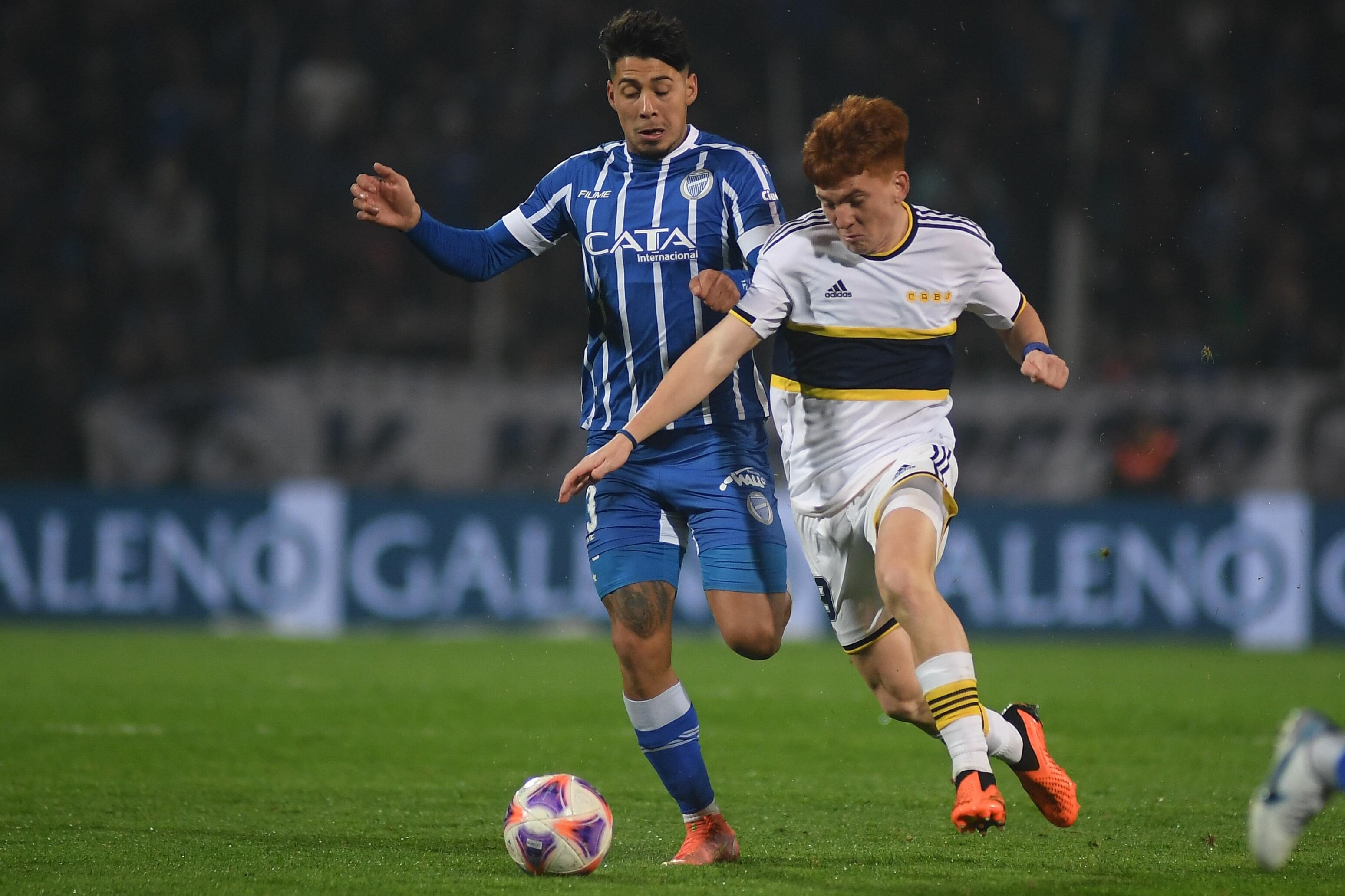 Valentín Barco, ante la férrea marca de la defensa del Tomba