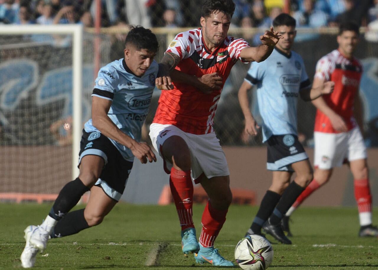 Mas intenta ganar la posición ante jugador de Belgrano