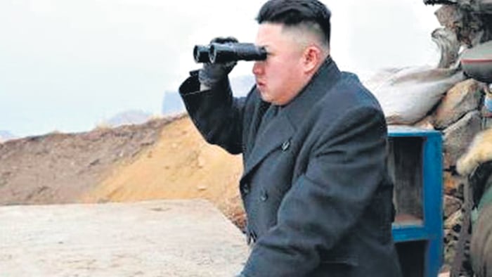 El líder norcoreano Kim Jong-un supervisa unos ejercicios militares.