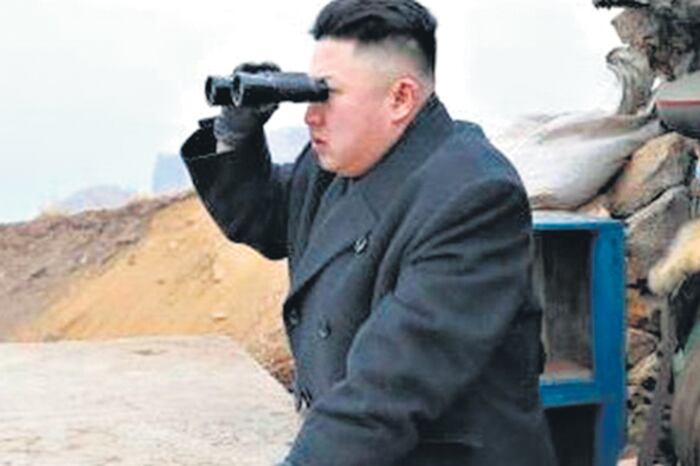 El líder norcoreano Kim Jong-un supervisa unos ejercicios militares.