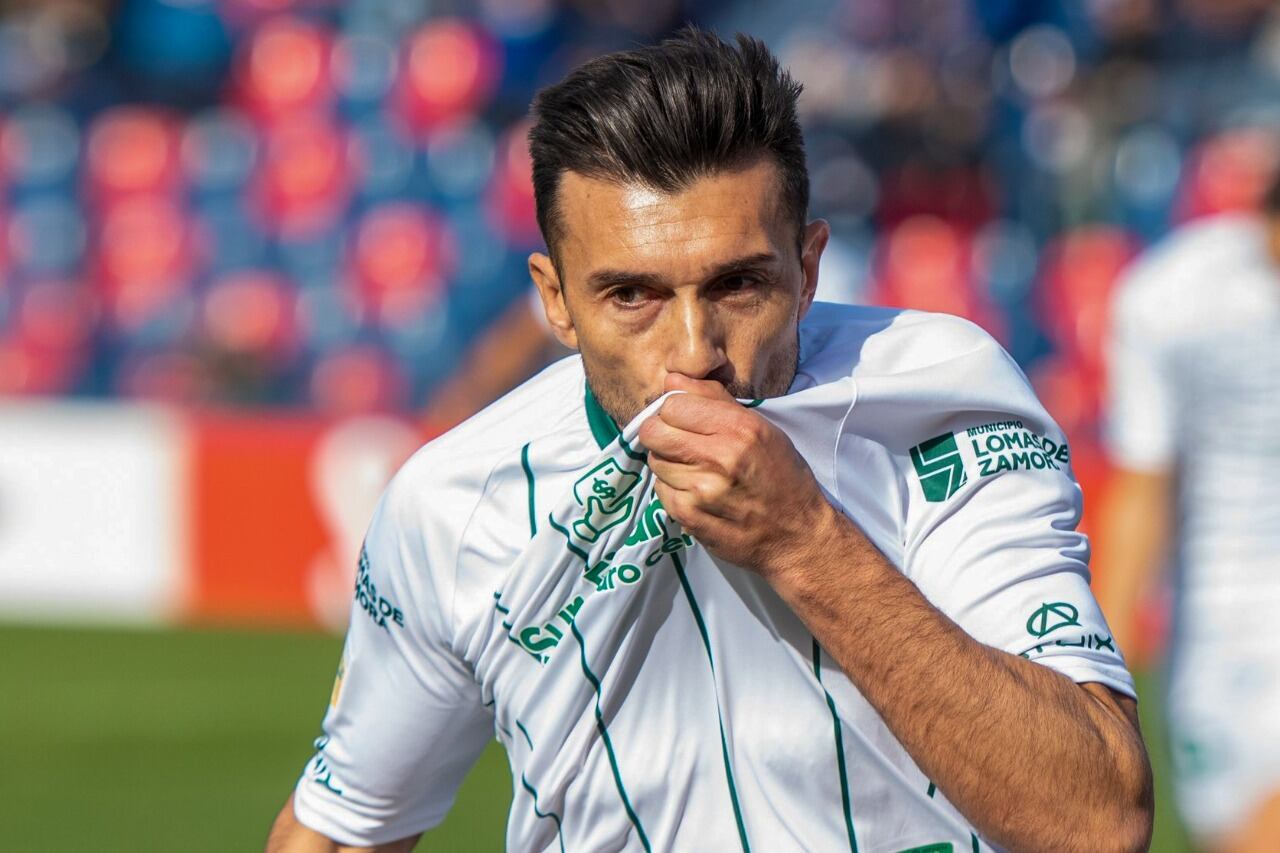 Dátolo se besa la camiseta de Banfield