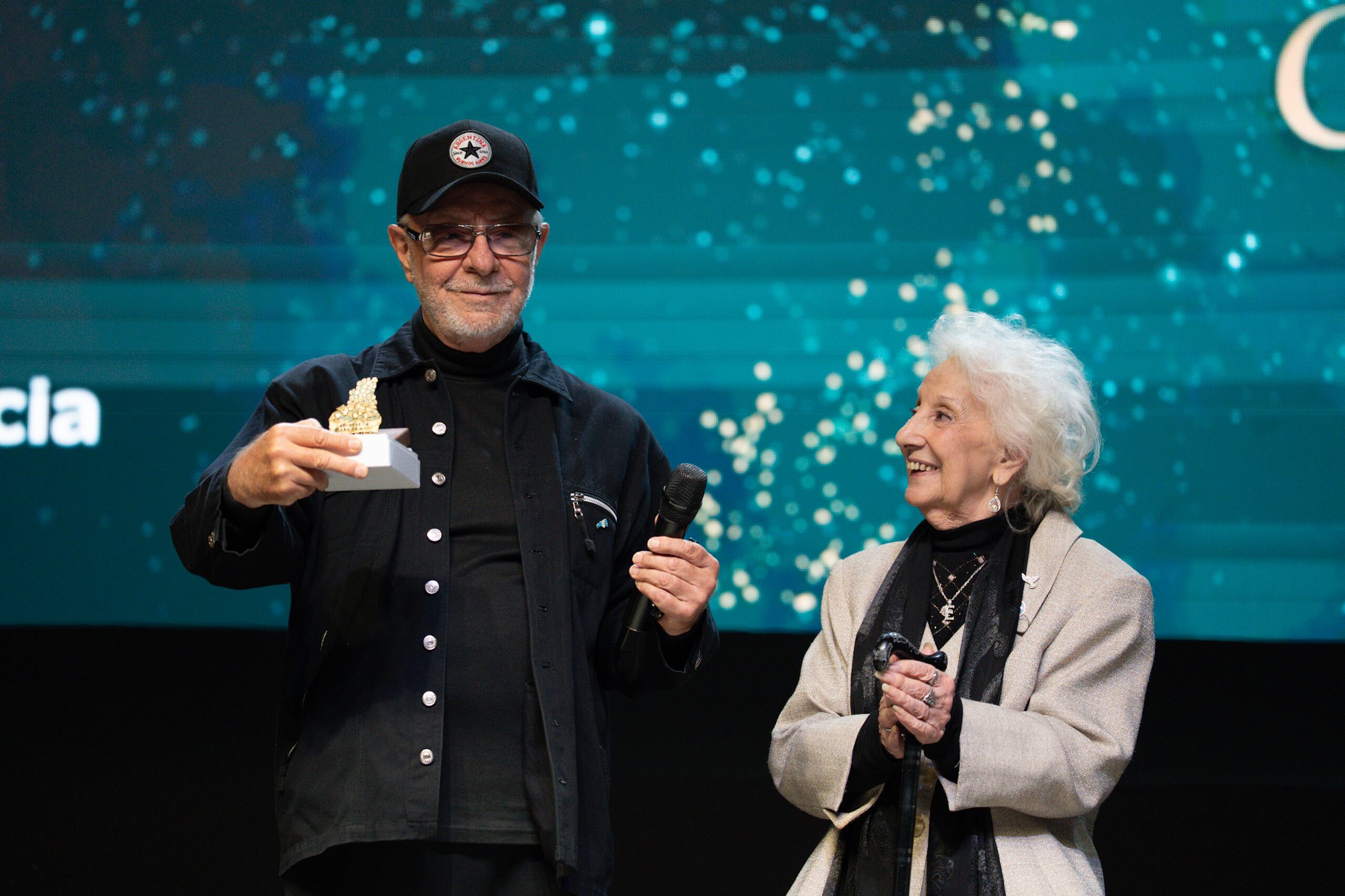 Gieco recibió recientemente el premio "Abridores de caminos", de manos de Estela de Carlotto.