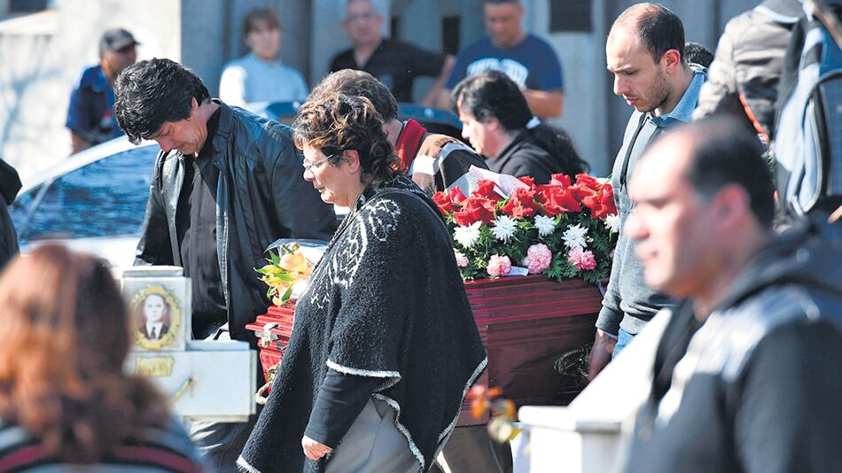 El cortejo fúnebre partió a las 11.30 acompañado por los aplausos de amigos y familiares de la adolescente asesinada.