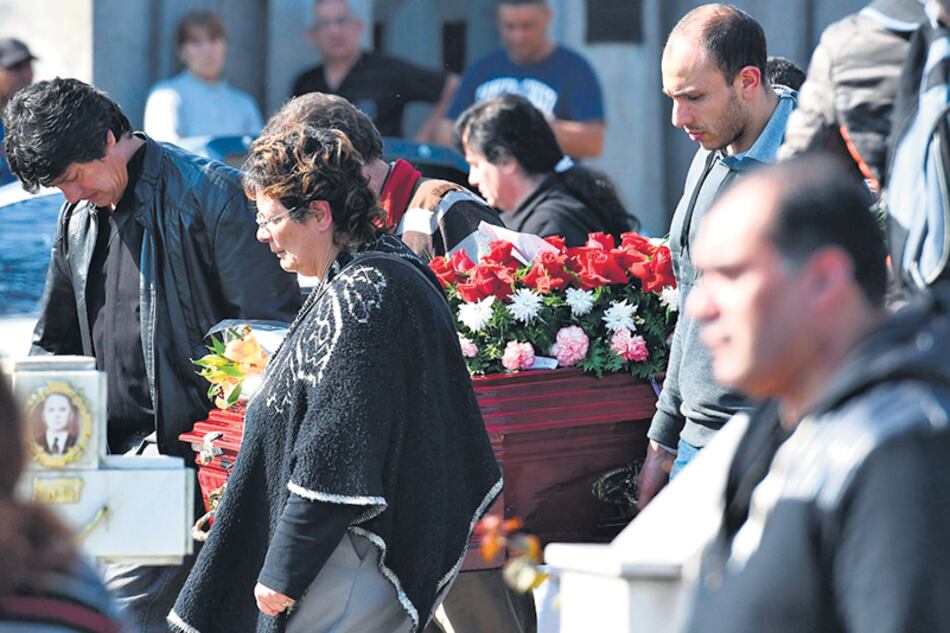 El cortejo fúnebre partió a las 11.30 acompañado por los aplausos de amigos y familiares de la adolescente asesinada.